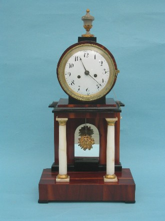 kleine Portaluhr, Biedermeier um 1825