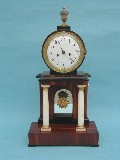 kleine Portaluhr, Biedermeier um 1825