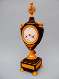 Pendule in Vasenform, Frankreich um 1795-1799&Ograve; border = 